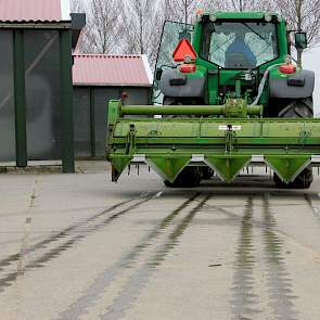 Bartlema: „Tien centimeter naast en twee centimeter onder de aardappelen. En de aanhaardkappen zorgen voor een mooie rug.”