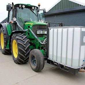 De tank met meststof is met een hefinrichting makkelijk van de aanhanger te tillen. De inhoud van 1.000 liter is toereikend voor 3 hectare.