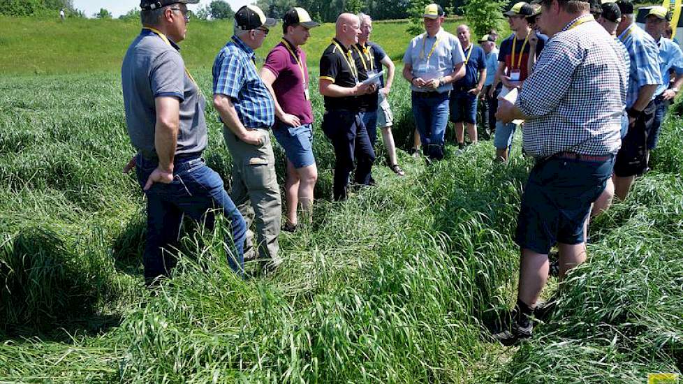 De Scandinavische telers kregen ter plekke tekst en uitleg van Siebert Sattler, seed production manager bij Barenbrug. „De zaaidatum van dit perceel 20 oktober en de oogst is eind juli. Op 1 maart is het perceel bemest met 250 kilo KAS, waarvan 27 procent