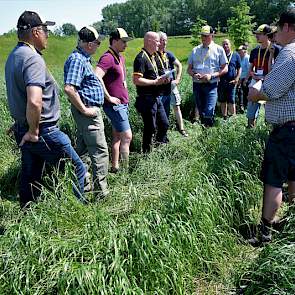 De Scandinavische telers kregen ter plekke tekst en uitleg van Siebert Sattler, seed production manager bij Barenbrug. „De zaaidatum van dit perceel 20 oktober en de oogst is eind juli. Op 1 maart is het perceel bemest met 250 kilo KAS, waarvan 27 procent