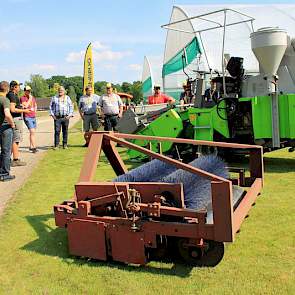 In Wolfheze stond ook speciale oogst- en bewerkingsapparatuur, zoals een aangepaste combine en een rol-borstelmachine waarmee de impact van sportschoeisel op gras wordt nagebootst.