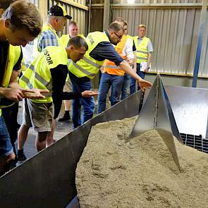 Op de hoofdvestiging van Barenbrug in Nijmegen is er volop belangstelling van de Deense en Zweedse telers voor de installatie waar het in  big bags binnenkomende graszaad wordt afgestort.