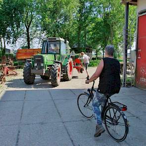 Vertrek naar het land om te gaan planten. Echtgenote Hennie gaat op de fiets.