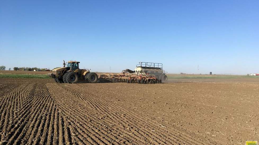 Dit jaar heeft Bennen voor het eerst een graanzaaimachine gebruikt. Deze machine geeft de akkerbouwers de mogelijkheid om kunstmest tussen de zaadrijen aan te brengen.