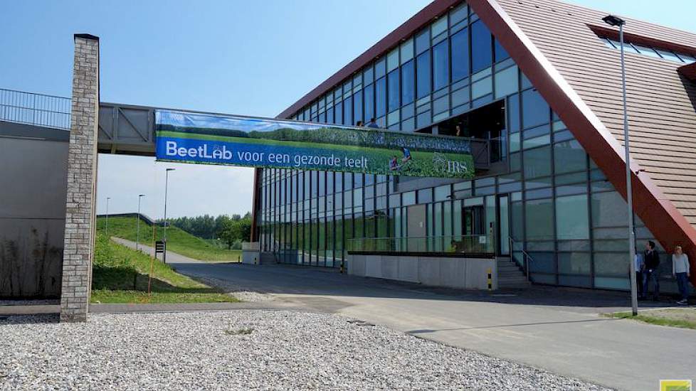 Het spandoek aan de loopbrug die het IRS BeetLab en het Cosun Innovation Center (rechts) met elkaar verbindt.