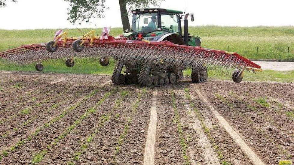 Van Gaalen: „Het is een basismachine voor de biologische landbouw. Wij hebben deze wiedeg nu zo’n vijf jaar in gebruik.”