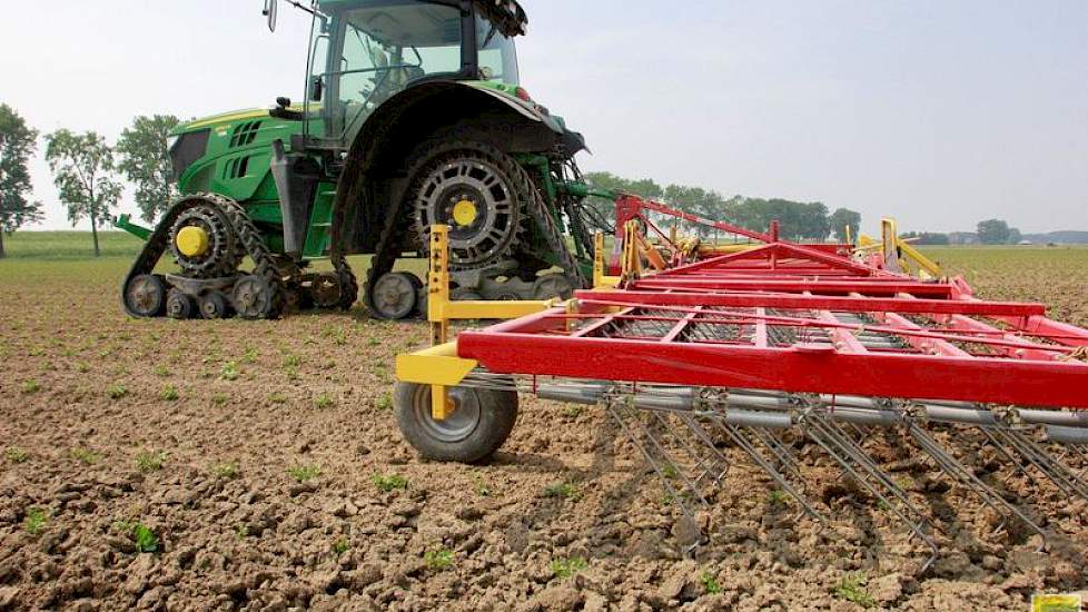 De 12 meter lange wiedeg van het merk Treffler is van Duitse makelij.