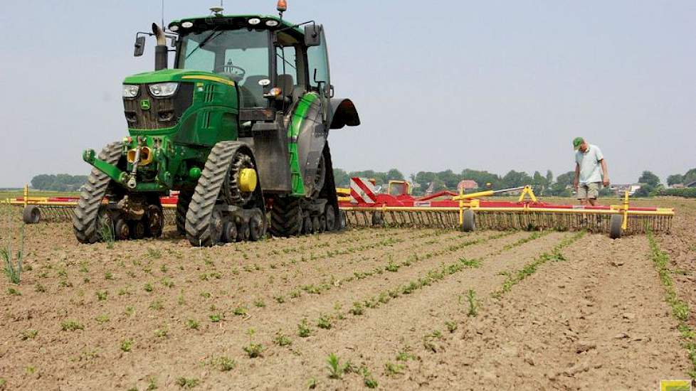 Het bedrijf Biostee omvat 350 hectare, waarvan een derde deel huur. De ‘eigen grond’ blijft van ieder afzonderlijk. Van Gaalen vindt het een mooie manier werken, want zo kun je eerder van de voordelen van schaalvergroting profiteren. „Je kunt waar nodig s