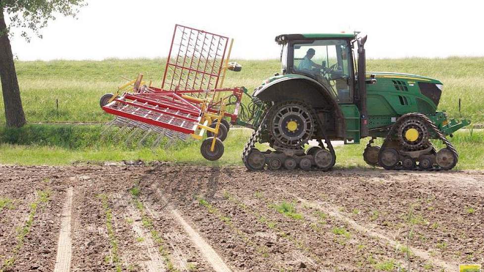 De John Deere 6150 staat elk jaar in het voorjaar en groeiseizoen op rupsbanden. „Daarna gaan de banden er weer onder”, aldus Van Gaalen.