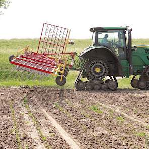 De John Deere 6150 staat elk jaar in het voorjaar en groeiseizoen op rupsbanden. „Daarna gaan de banden er weer onder”, aldus Van Gaalen.