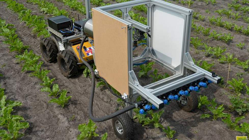 Studenten van Wageningen UR tonen een prototype van een zelfrijdend camera- en spuitsysteem dat momenteel wordt gebruikt voor onderzoeksdoeleinden.