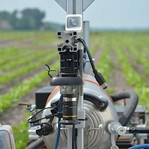 De camera achterin detecteert de planten in de rijen.