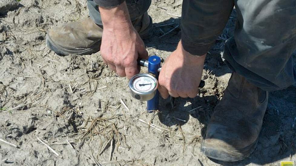 Ook controleert hij vlak voor het poten de verdichting van de grond met een penetrometer. „Op 30 cm diepte gaat de wijzer richting geel. Daar komen de wortels nog wel doorheen.”