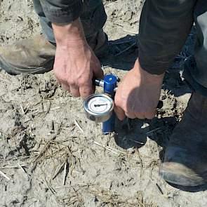 Ook controleert hij vlak voor het poten de verdichting van de grond met een penetrometer. „Op 30 cm diepte gaat de wijzer richting geel. Daar komen de wortels nog wel doorheen.”