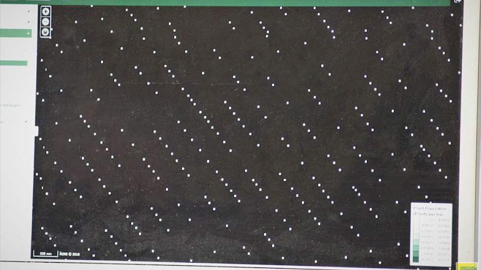 Dezelfde kaart schematisch weergegeven. Elke punt is een plant. Op de zwarte vlekken is uitval. Het systeem telt automatisch het aantal planten per hectare.