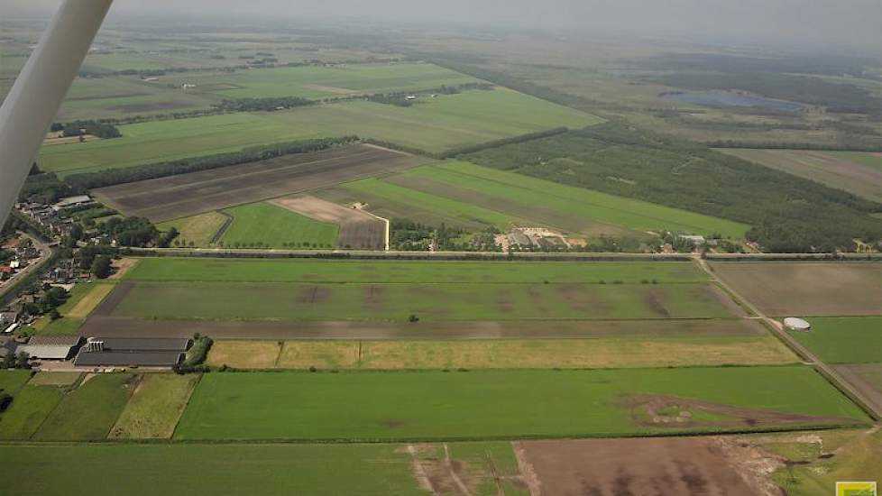 Het perceel ten westen van Assen dat moet worden gescand, wordt aangevlogen.