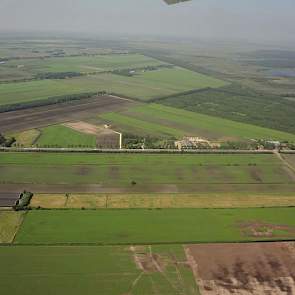 Het perceel ten westen van Assen dat moet worden gescand, wordt aangevlogen.