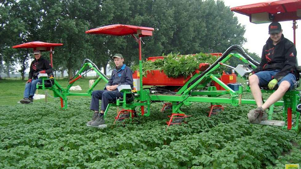 De stoelen aan de zijkanten kunnen worden ingeschoven, zodat de machine compacter en daarmee makkelijker te vervoeren is.