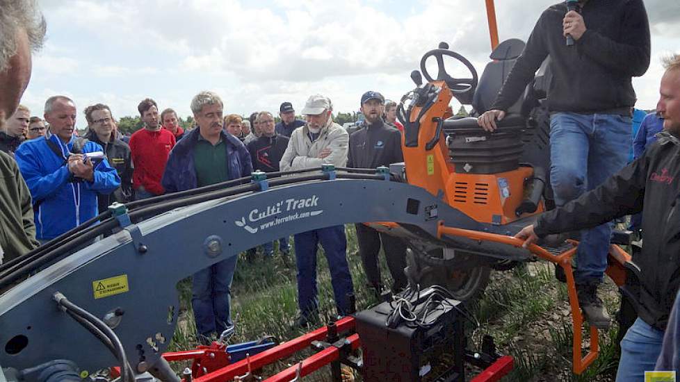 Volgens de Nederlandse importeur van dit Franse product kan de machine in elk gewas, zaai en plant, wel uit de voeten.