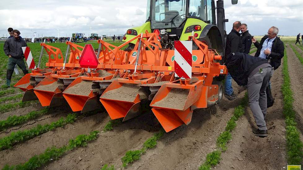 Met een ruggenfrees van Struik werd een stukje wortelen bewerkt.