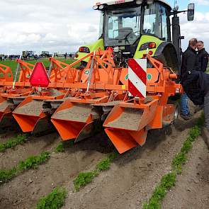 Met een ruggenfrees van Struik werd een stukje wortelen bewerkt.