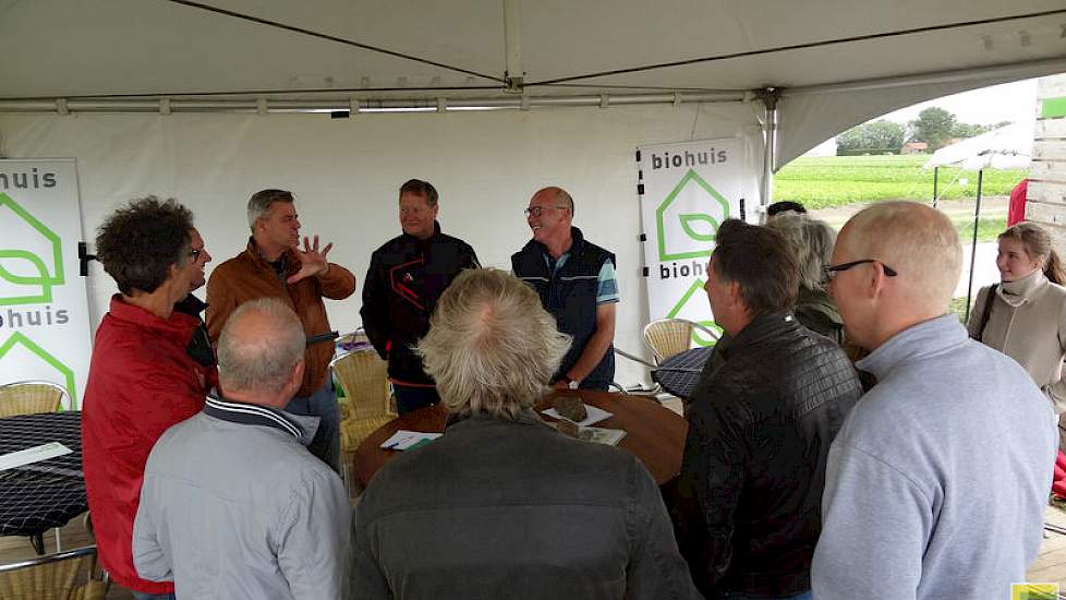 Een beeld van de extra ledenvergadering van  het Biohuis op het Biovelddagplein.