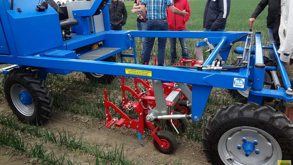 De schoffeltrekker is voorzien van een 25 pk   Kubota dieselmotor. De standaarduitvoering heeft een spoorbreedte van 150 cm, maar kan volgens de leverancier ook naar 180 cm en tevens als optie met gps en camera. De prijs: 25.000 euro.