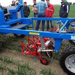 De schoffeltrekker is voorzien van een 25 pk   Kubota dieselmotor. De standaarduitvoering heeft een spoorbreedte van 150 cm, maar kan volgens de leverancier ook naar 180 cm en tevens als optie met gps en camera. De prijs: 25.000 euro.