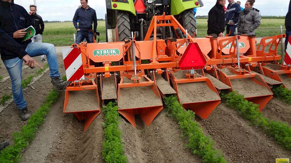 Den Herder: „Dit is een machine om de grond los te maken en vervolgens met andere machines de rug weer opbouwen. De vaste aanhaardkap is ter voorkoming van direct opdrogen van de grond.”