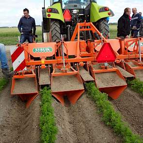 Den Herder: „Dit is een machine om de grond los te maken en vervolgens met andere machines de rug weer opbouwen. De vaste aanhaardkap is ter voorkoming van direct opdrogen van de grond.”