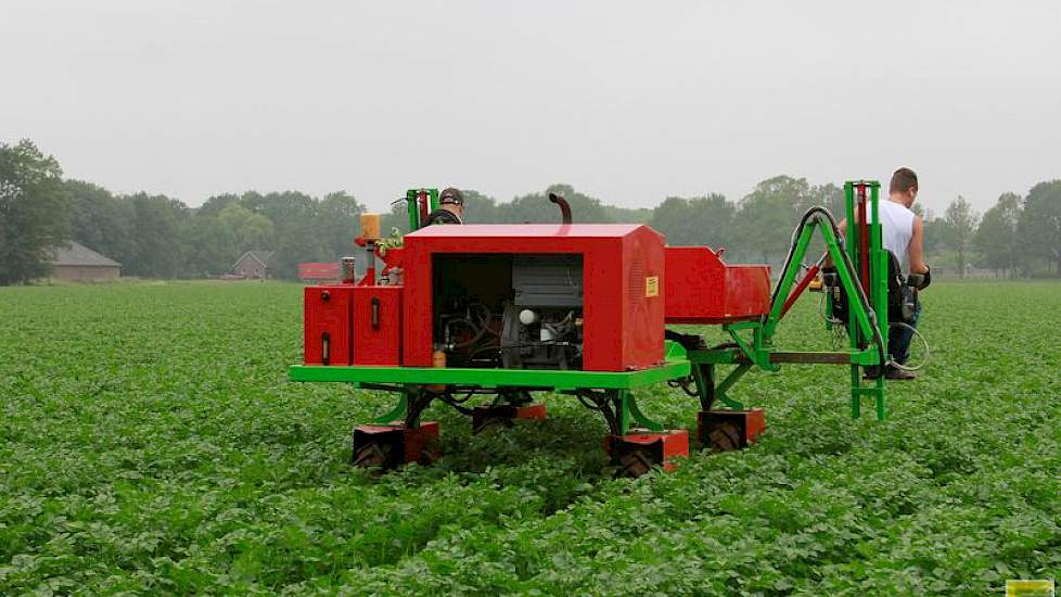 Om het areaal pootgoed te kunnen behappen, hebben de akkerbouwers standaard twee selectiekarren aan het werk. Met enige regelmaat wordt een derde gehuurde kar ingezet.