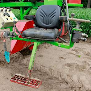 De stoelen zijn in breedte verstelbaar. In principe selecteren ze ieder vier rijen per rit. Als het nodig is schuiven ze de stoelen verder naar buiten en gaat een derde man mee in de bak. Zo kunnen ze samen twaalf rijen bekijken.