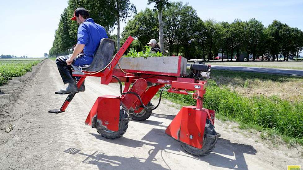 Voor het transport van de selectiekar hebben de akkerbouwers een aanhangwagen achter de auto. 'Zeker voor de langere afstanden gaat hij op de kar.'