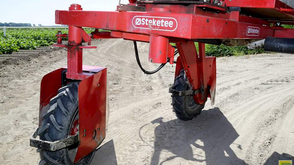 Het achterwiel van de driewieler hebben de neven laten verplaatsen, zodat hij nu in hetzelfde spoor rijdt als één van de voorwielen. Hierdoor is er minder schade aan het loof, zeker als het gewas wat voller wordt, aldus Leijten.