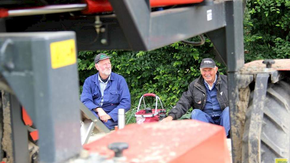 Tijd voor pauze! Rond een uur of negen is de wisseling van de wacht: vader Piet heeft het pluimvee gevoerd en komt met een picknickmand met koffie. Hij lost zijn zoon af zodat Roel de spuitwerkzaamheden voor die dag kan oppakken. De rest van de dag zit Pi