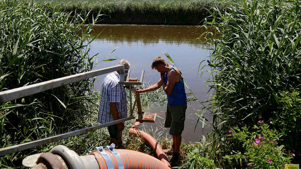 De percelen met consumptieaardappelen en uien worden beregend met water vanuit de Swiftervaart. Jan-Jaap: „We beregenen met één installatie en die draait de laatste dagen 24 uur per dag. Vannacht (vrijdag op zaterdag jl.) zijn we in de aardappelen klaar e