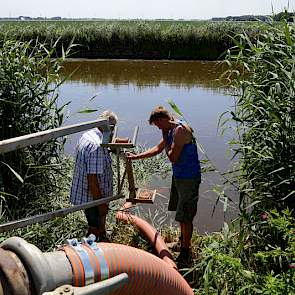 De percelen met consumptieaardappelen en uien worden beregend met water vanuit de Swiftervaart. Jan-Jaap: „We beregenen met één installatie en die draait de laatste dagen 24 uur per dag. Vannacht (vrijdag op zaterdag jl.) zijn we in de aardappelen klaar e