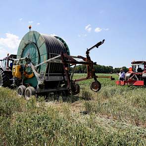 Van de 50 hectare aardappels werd het volgens Jan-Jaap voor 10 hectare hoog tijd dat ze extra water kregen. „Die hadden het extreem droog en datzelfde geldt voor 8 hectare uien. Ook het pootgoed, totaal 7 hectare, hebben we beregend vanuit een eigen bron.