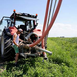 Voor het beregenen maakt de maatschap gebruik van drie trekkers, allemaal Valtra’s. Naast een pomptrekker, is er een trekker om de slang van de haspel uit te trekken en eentje die de haspel verplaatst. Jan-Jaap: „Dat beregenen kost ons een hoop gasolie. N