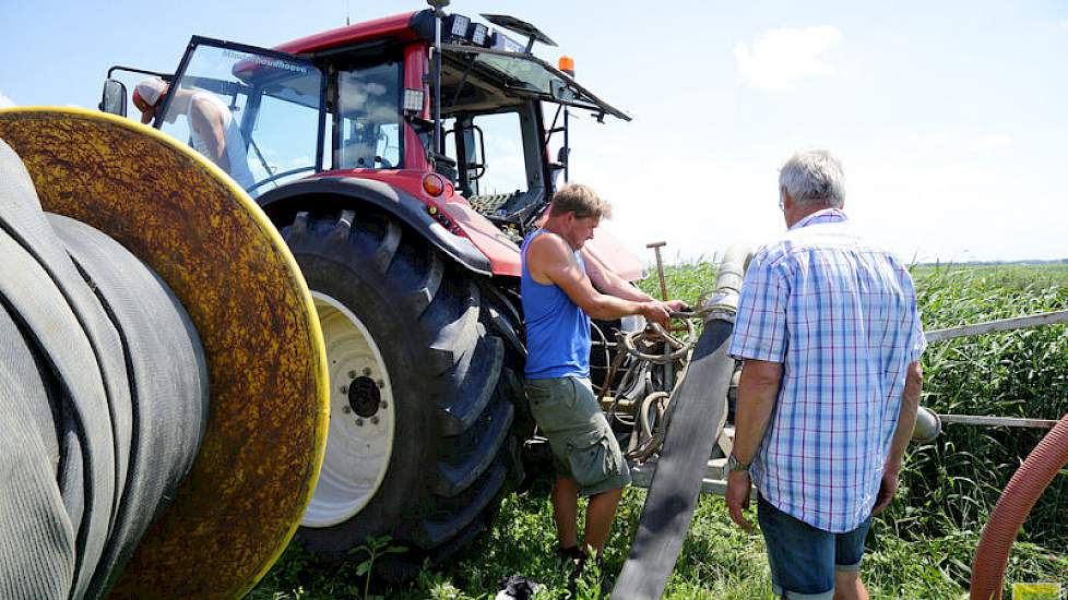 Het is zeker niet de eerste keer dat het ook in de polders erg droog is, maar zoals nu is volgens Jan-Jaap toch wel heel extreem. „Ik heb het nog niet eerder meegemaakt en mijn vader ook niet. Ook niet in Waddinxveen.”