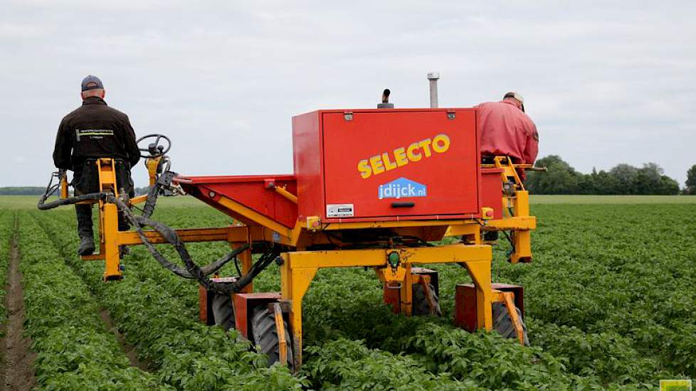 Dijck heeft goede ervaringen met de Selecto-wagens. „Ik kocht deze omdat deze destijds de enige was met een vierwielaandrijving. Dat wilde ik persé omdat we hier op de zware klei zitten. Dan rijd je er altijd makkelijk doorheen. Bovendien is het een robuu