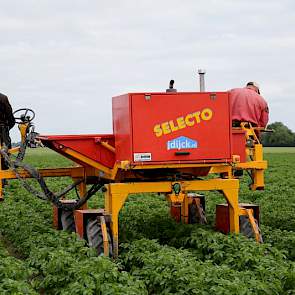 Dijck heeft goede ervaringen met de Selecto-wagens. „Ik kocht deze omdat deze destijds de enige was met een vierwielaandrijving. Dat wilde ik persé omdat we hier op de zware klei zitten. Dan rijd je er altijd makkelijk doorheen. Bovendien is het een robuu