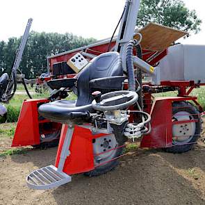 Ze rijden met een selectiekar van Vlaming. Akkerbouwer Ben Minkhorst prijst deze kar vanwege zijn robuustheid. „Het is een sterke kar die dankzij zijn vierwielaandrijving prettig rijdt.”