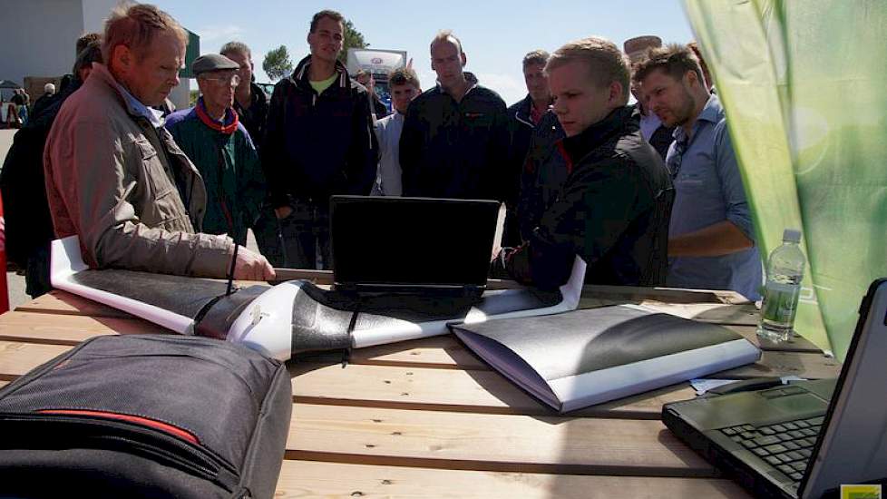 De boeren op de Open Dag van Kollumerwaard keken naar de beelden van drones, taakkaarten en de manier om multispectrale beelden om te zetten in een werkbare taakkaart.