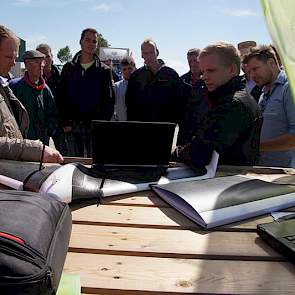 De boeren op de Open Dag van Kollumerwaard keken naar de beelden van drones, taakkaarten en de manier om multispectrale beelden om te zetten in een werkbare taakkaart.