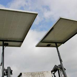 Twee zonnepanelen boven de kar zorgen voor wat extra vermogen, één tot anderhalf uur extra.