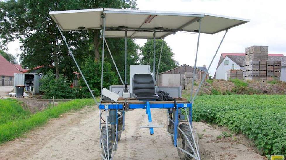 Giesen rijdt nu voor het tweede jaar met deze selectiekar. Afgelopen jaar heeft hij wel wat aangepast. De kar had namelijk eerst tweewielaandrijving, nu is dat vierwiel. „De machine loopt nu rustiger.”