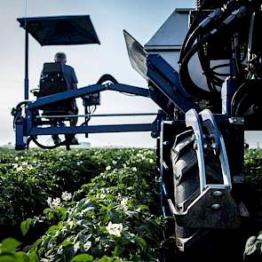 De standaarduitvoering van VSS Agro is voorzien van twee handmatig in hoogte en breedte verstelbare zitplaatsen. Een derde zitplaats is optioneel.