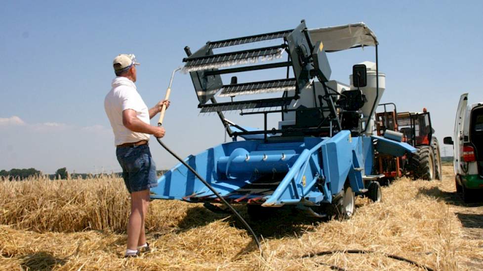 Na iedere kruising wordt de combine zorgvuldig schoongeblazen. Vermenging van zaaizaad wordt zo uitgesloten.