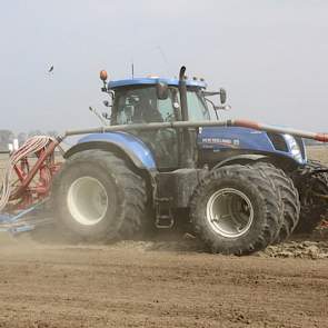 Groter perceel vezelvlas inzaaien door Parlevliet Agro voor Limagrain